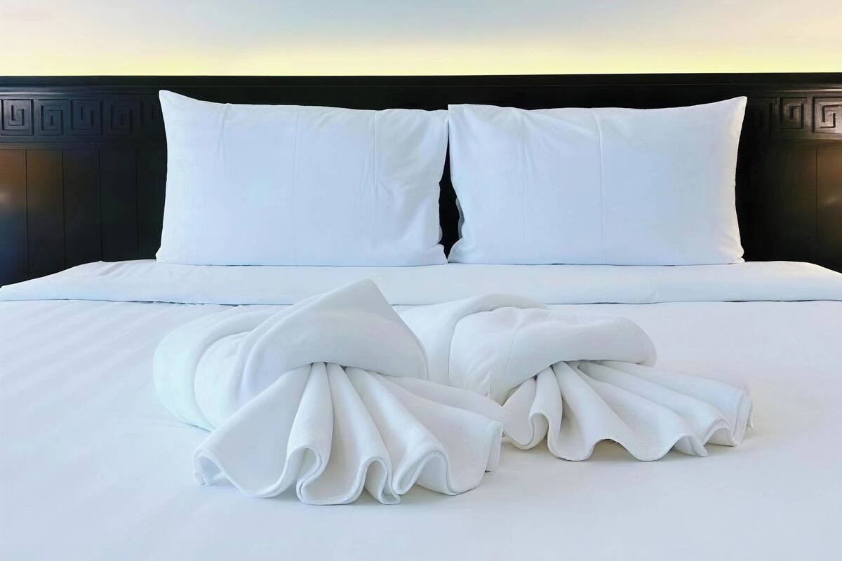 Artículos del minibar gratis y espacio para trabajar con laptop