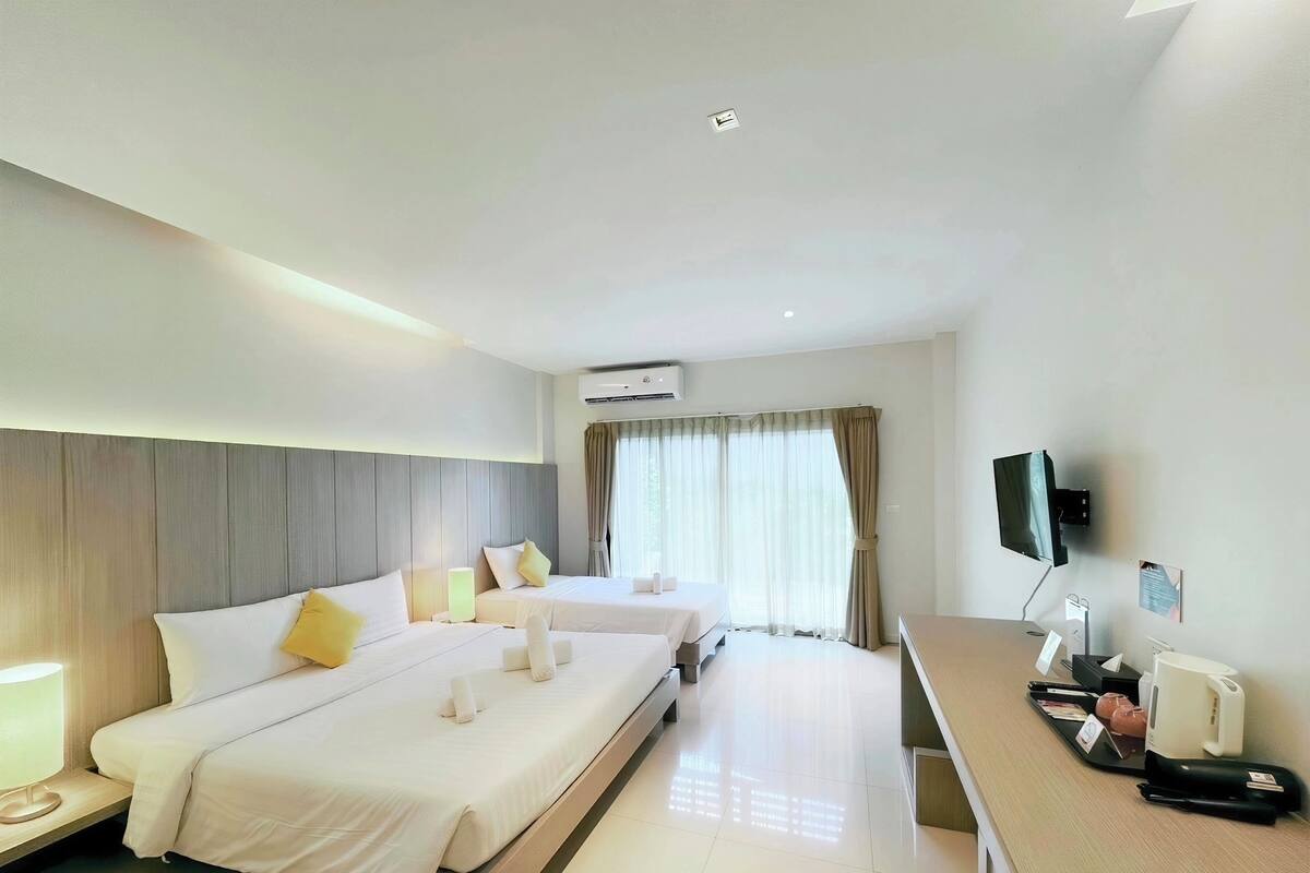 Habitación triple Deluxe | Artículos del minibar gratis y espacio para trabajar con laptop