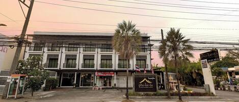Un edificio con un letrero que dice 'Phu-ke-ta' y una fachada visible con un letrero que indica 'Café'.