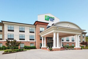 A Holiday Inn Express & Suites hotel with a brick facade, multiple windows, and a covered entrance area. - Holiday Inn Express & Suites Salem by IHG (Salem)