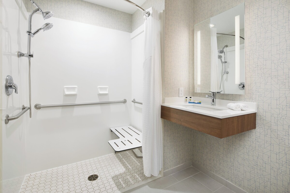 Standardzimmer, 2 Doppelbetten, barrierefrei (Communication Accessible) | Hochwertige Bettwaren, Zimmersafe, Schreibtisch, Bügeleisen/Bügelbrett