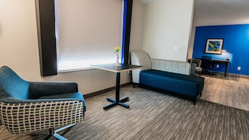 ห้องสวีท, เตียงคิงไซส์ 1 เตียง, ปลอดบุหรี่ | ตู้นิรภัยในห้องพัก, ตกแต่งพิเศษโดยเฉพาะ, โต๊ะทำงาน
