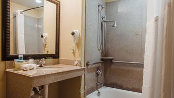 Combined shower/tub, free toiletries, hair dryer, towels