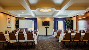 A conference room with tables, chairs, a projector screen, and a television. - Holiday Inn Express & Suites Waller - Prairie View by IHG (Waller)