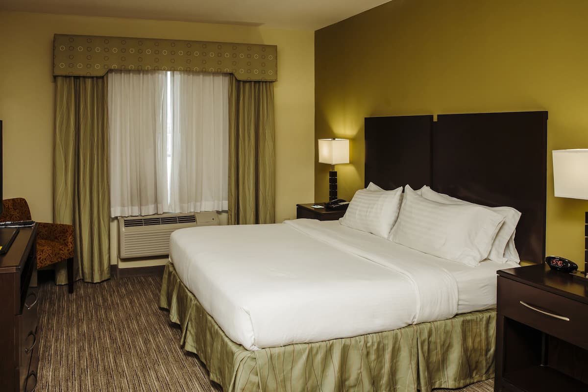 Standard Room, 1 King Bed | 1 bedroom, in-room safe, desk, blackout drapes