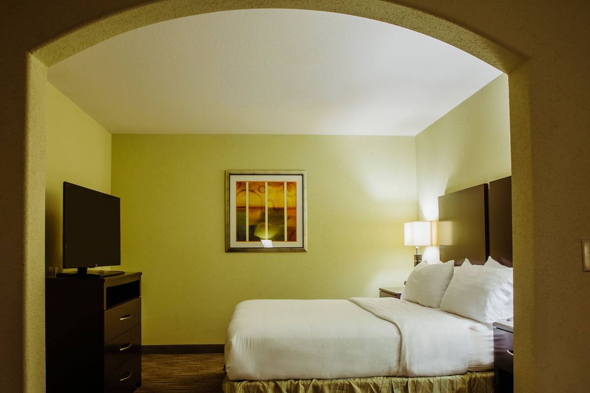 Suite, 1 King Bed, Accessible Bathtub, Non Smoking (Communications, Mobility Accessible) | 1 bedroom, in-room safe, desk, blackout drapes