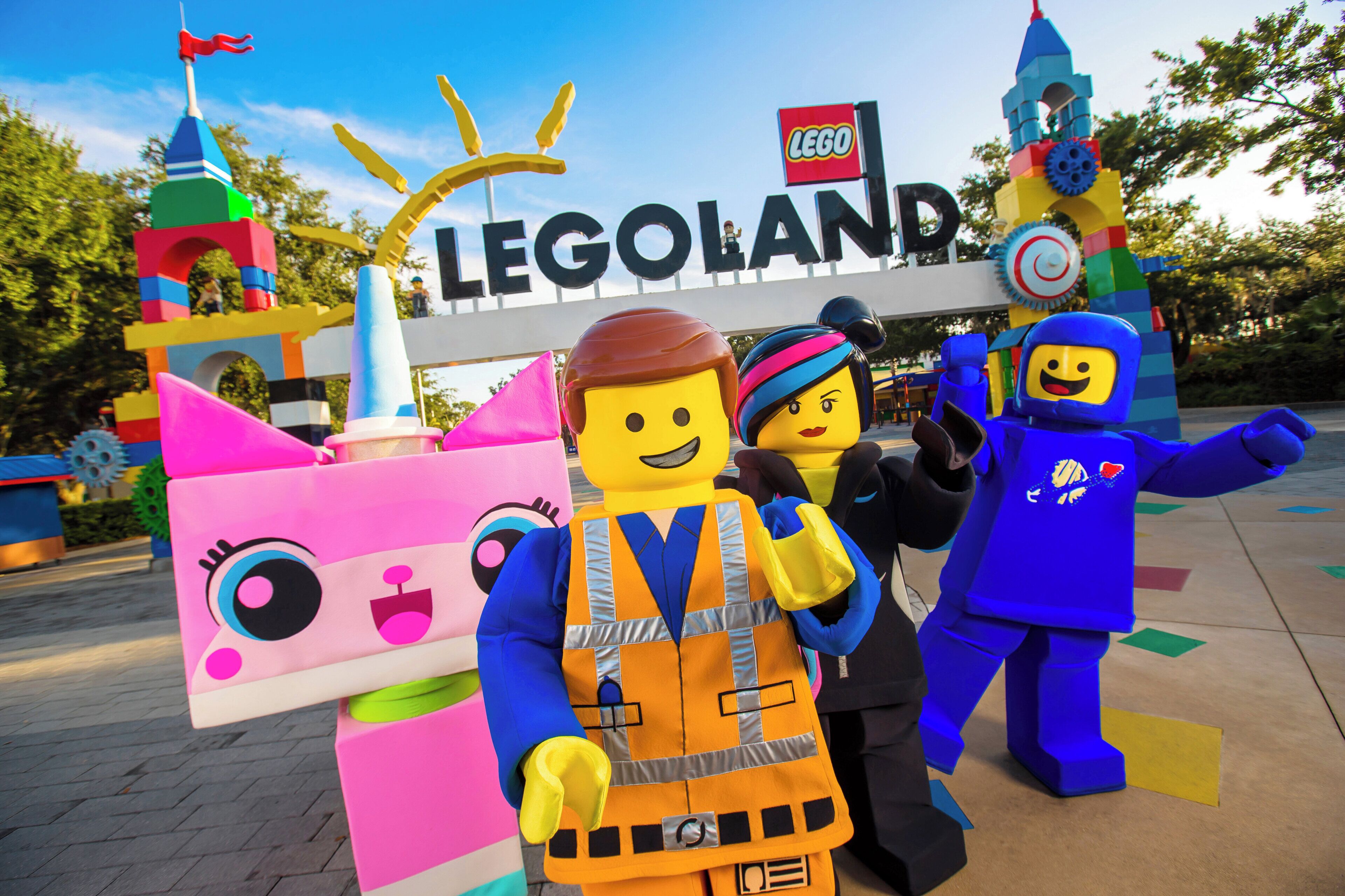 LEGO characters in front of the LEGOland sign.