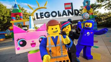 LEGO characters in front of the LEGOland sign.