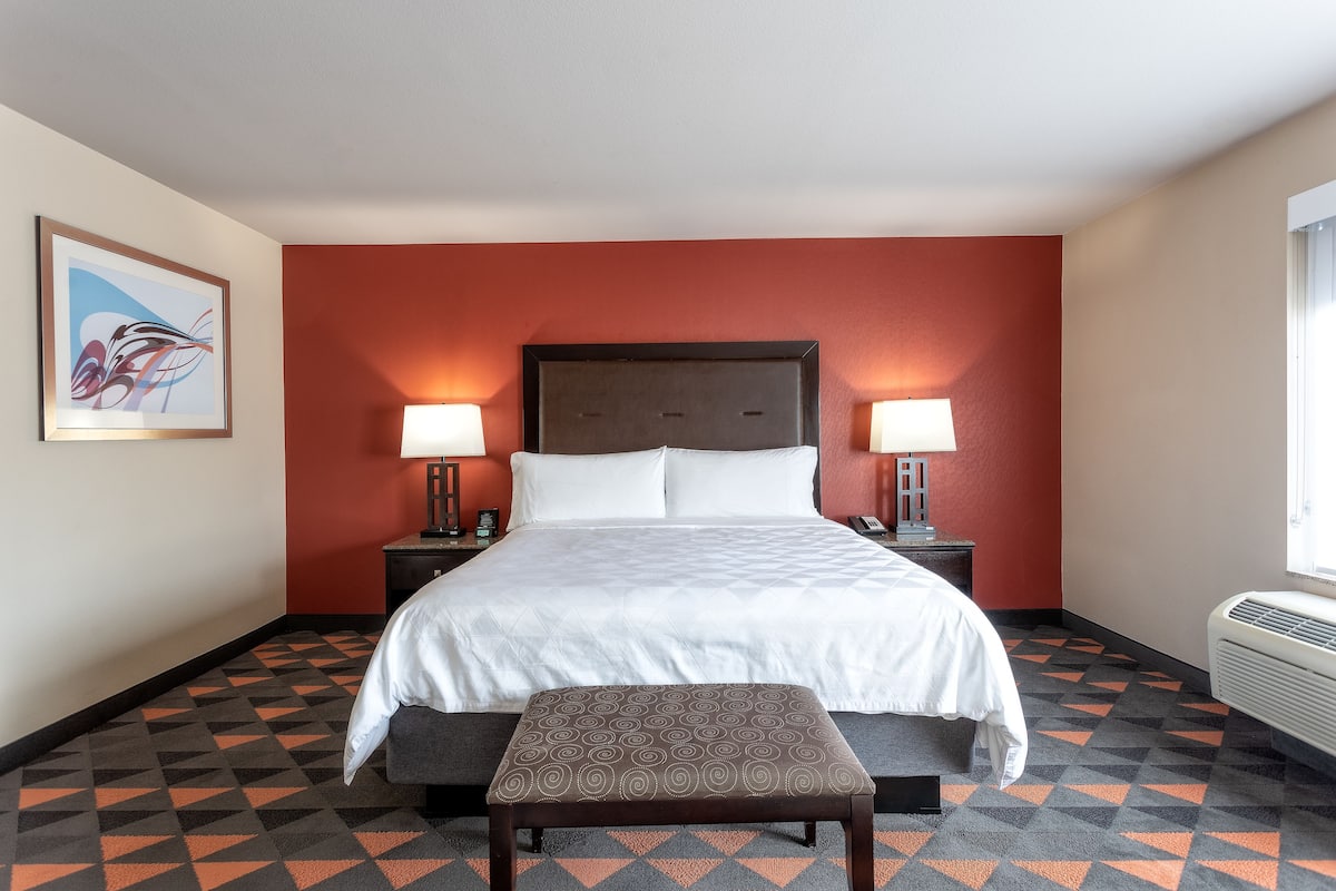 Premium bedding, pillow-top beds, minibar, in-room safe