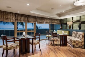 3 restauranter, frokost, lunsj og middag serveres, lokale retter