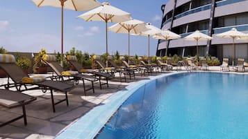 2 piscines extérieures, parasols de plage, chaises longues