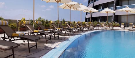 2 piscines extérieures, parasols de plage, chaises longues