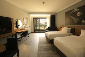 Minibar, in-room safe, desk, laptop workspace - Radisson Blu Hotel & Convention Center, Alexandria (Al-'Amriyah)