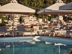 Seasonal outdoor pool, pool umbrellas, sun loungers - Hotel Strada Marina (Zakynthos)