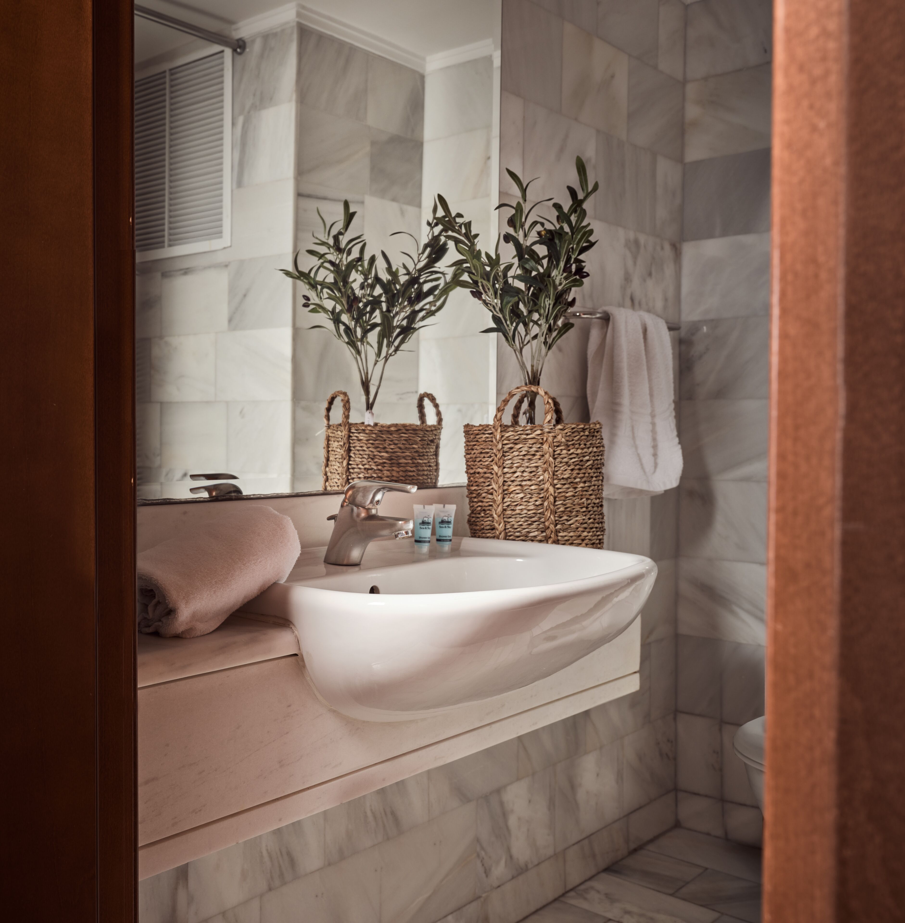 superior double or twin room, balcony, sea view | bathroom | shower, hair dryer, towels