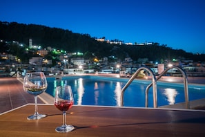 Außenpool (je nach Saison geöffnet), Sonnenschirme, Liegestühle