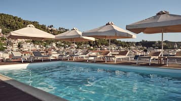 Piscine extérieure (ouverte en saison), parasols de plage