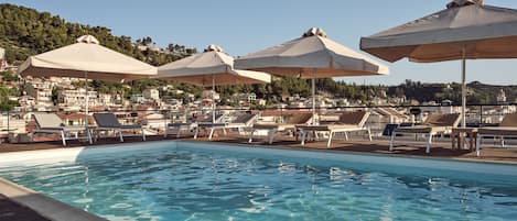 Seasonal outdoor pool, pool umbrellas, sun loungers