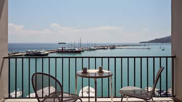 Habitación superior con 1 cama matrimonial o 2 individuales, balcón, vista al mar | Terraza o patio