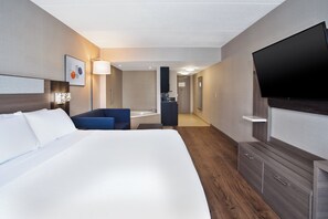 Suite, 1 cama de matrimonio grande, bañera de hidromasaje (Walk-In Shower) | Escritorio, tabla de planchar con plancha, camas supletorias