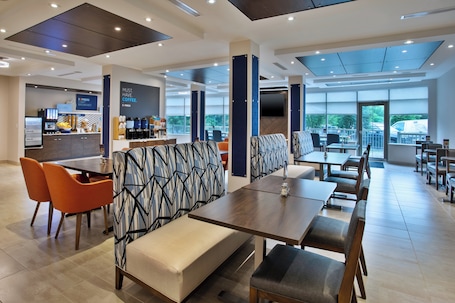 Free daily buffet breakfast . Holiday Inn Express & Suites Kingston Central by IHG