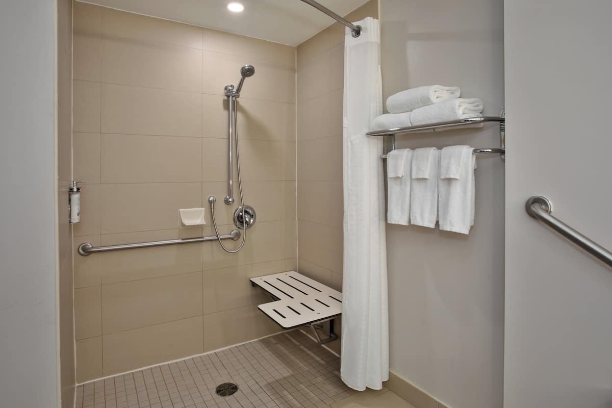 Habitación estándar, 2 camas Queen size, con acceso para personas discapacitadas (Roll-In Shower) | Baño | Secadora de cabello y toallas
