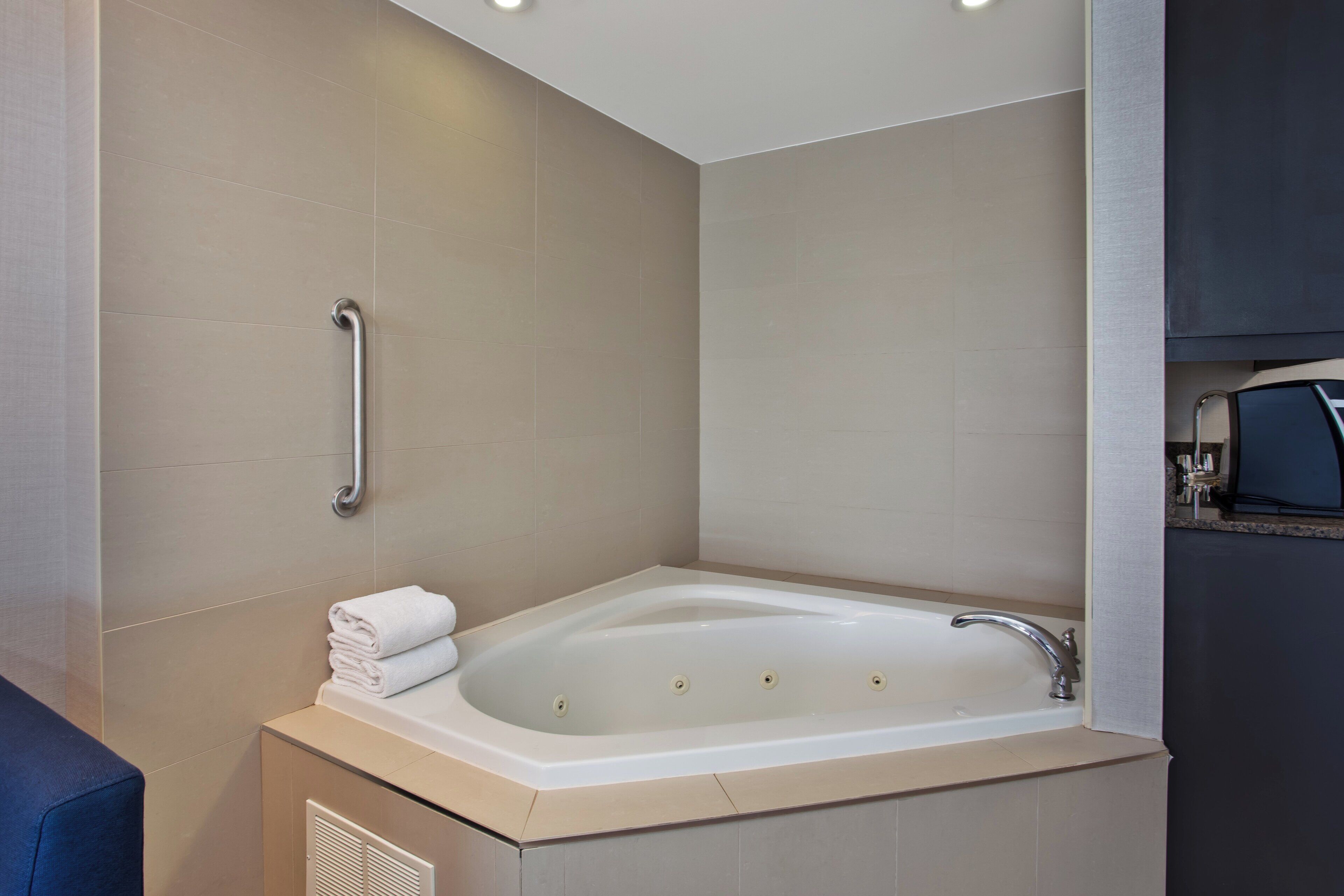 Photo - Holiday Inn Express & Suites Kingston Central by IHG