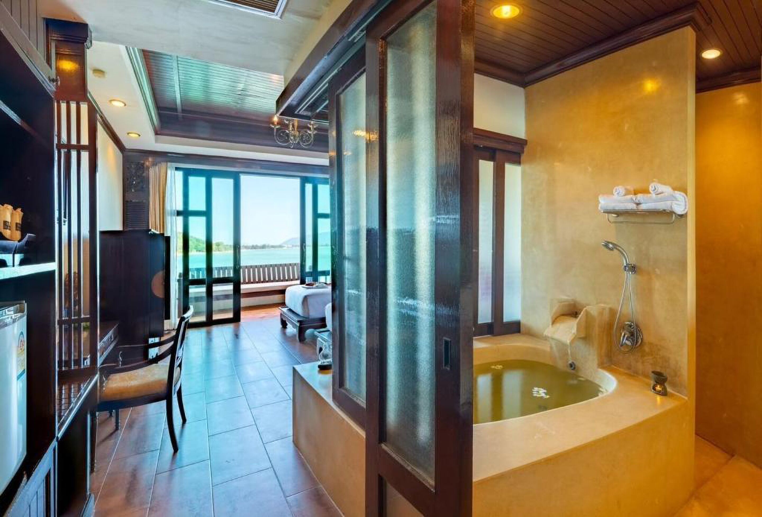 Suite Deluxe, vue mer | 1 chambre, literie hypoallergénique, minibar