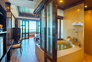 Suite – deluxe, sjøutsikt | 1 soverom, allergitestet sengetøy, minibar og safe på rommet