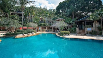 2 outdoor pools, free cabanas, pool umbrellas