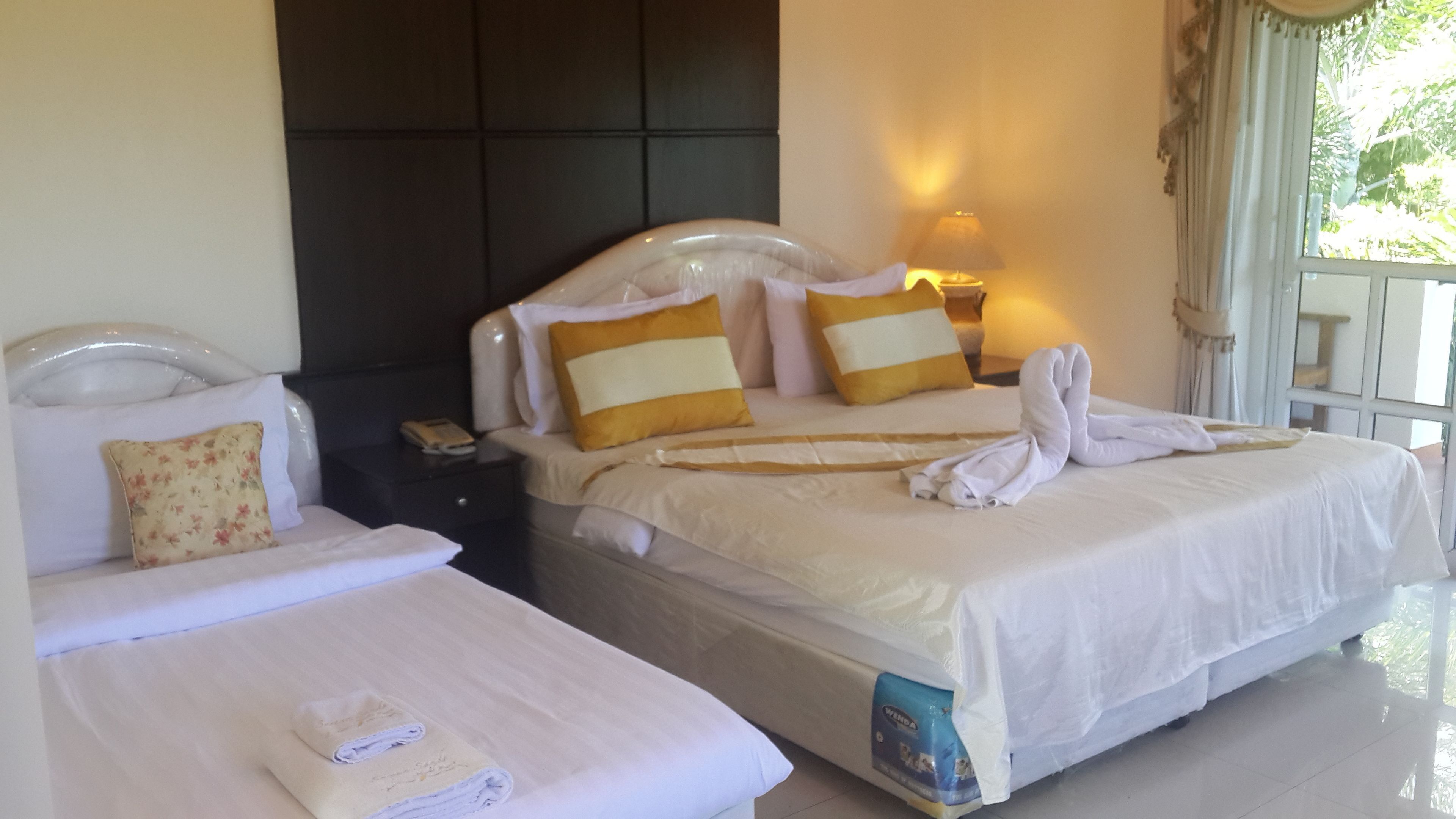 Minibar, caja de seguridad en la habitación, wifi gratis y ropa de cama 