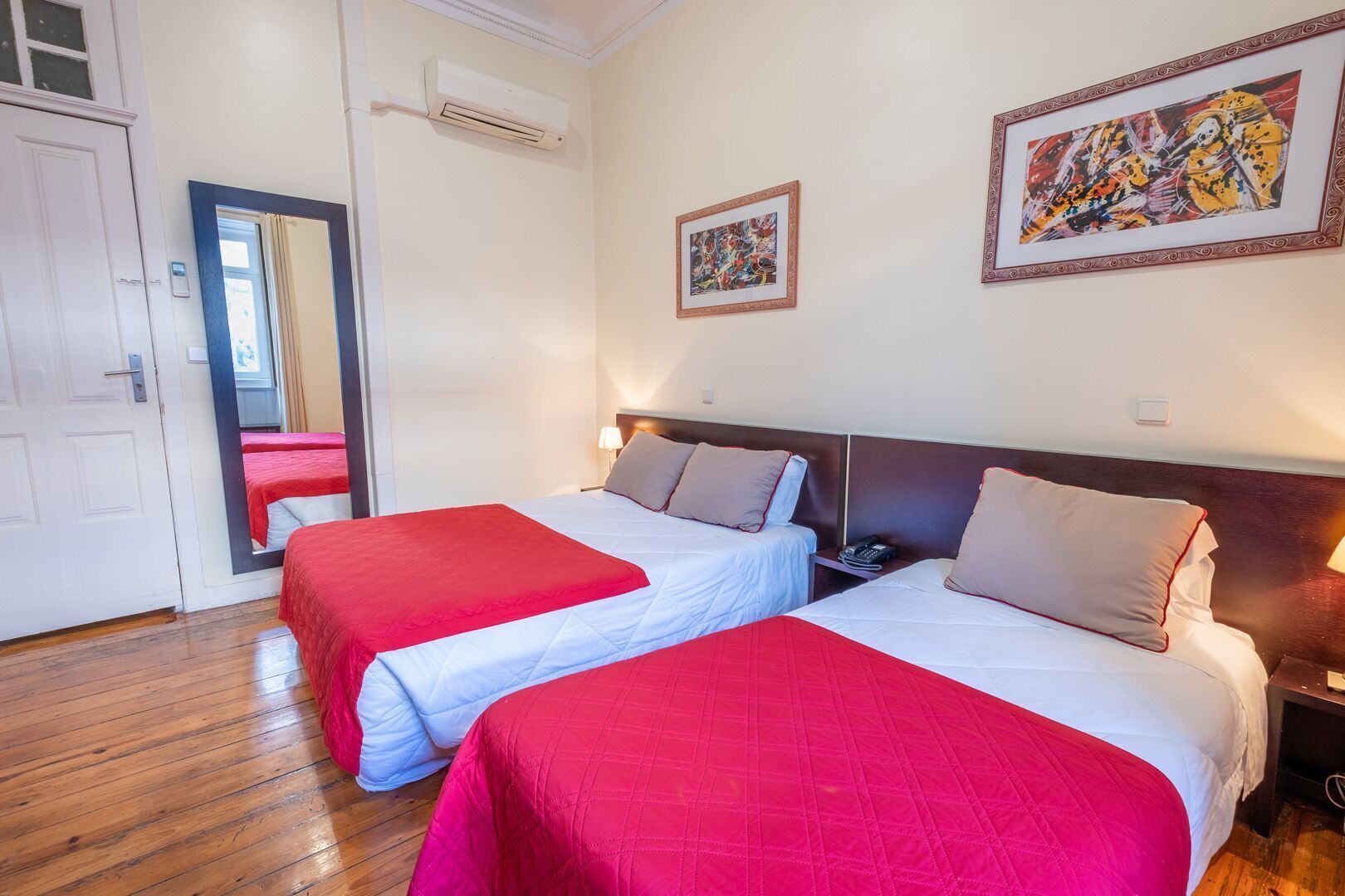 免費嬰兒床、免費 Wi-Fi、床單