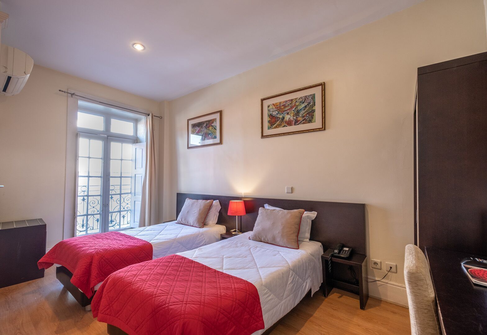 免費嬰兒床、免費 Wi-Fi、床單