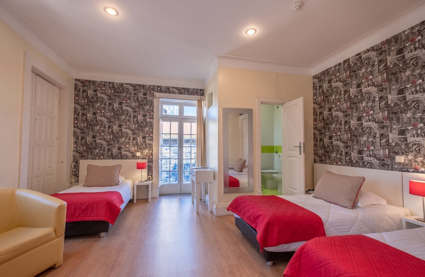 免費嬰兒床、免費 Wi-Fi、床單