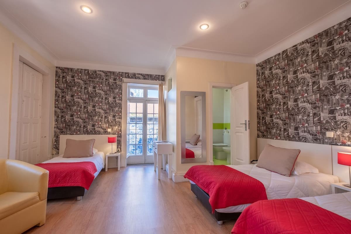 免費嬰兒床、免費 Wi-Fi、床單