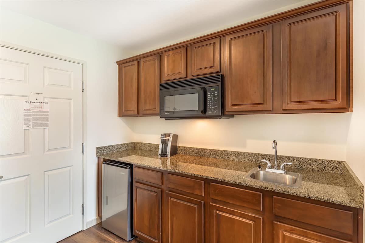 Standard Room, 1 Katil Raja (King), Non Smoking, Refrigerator & Microwave | Meja, ruang kerja komputer riba, seterika/papan seterika