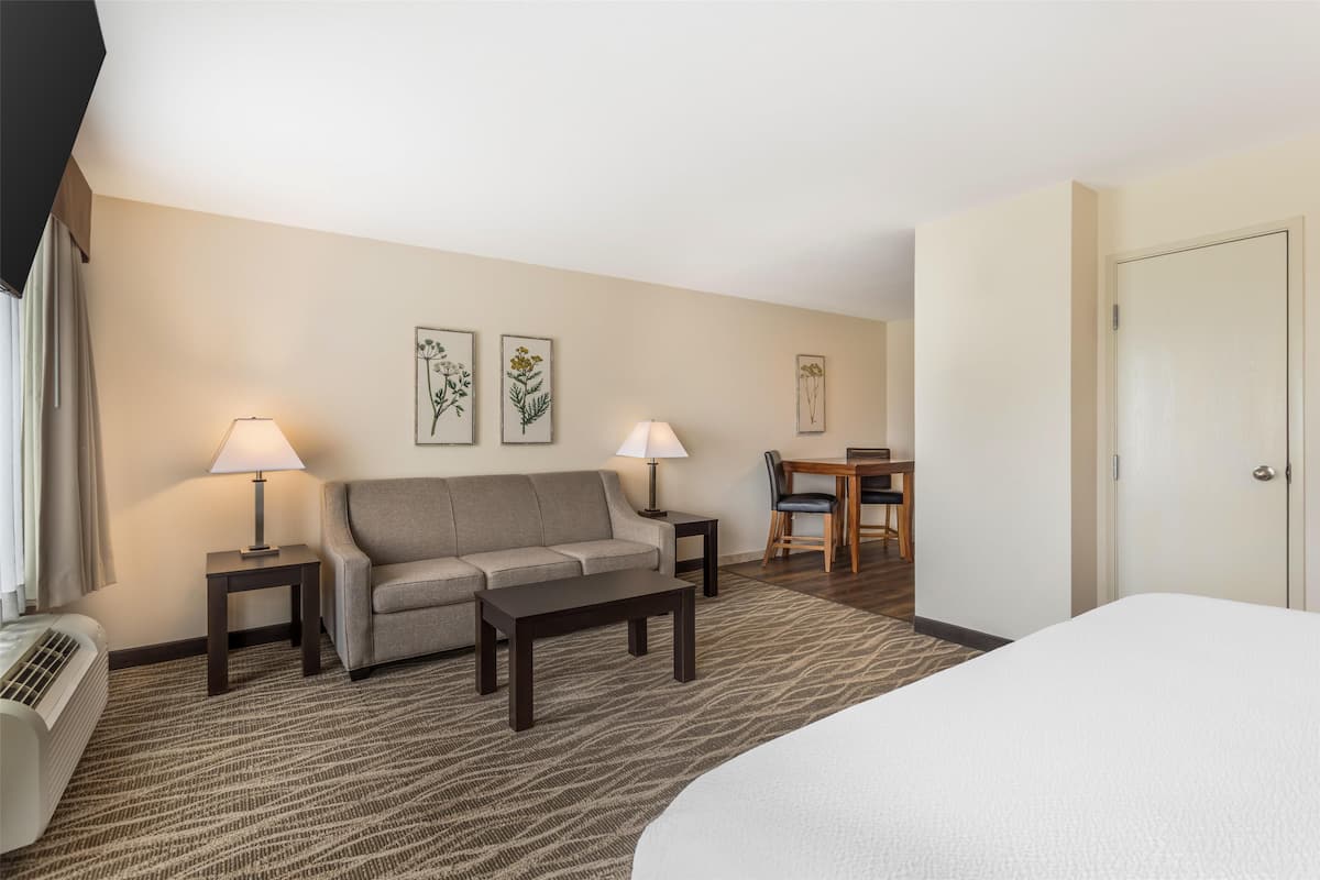 Meja, ruang kerja komputer riba, seterika/papan seterika