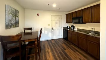Refrigerador, microondas, cafetera/tetera, mesa de comedor