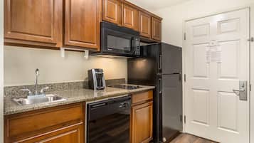 Suite, 2 queensize bedden, niet-roken, keuken | Een bureau, een laptopwerkplek, een strijkplank/strijkijzer