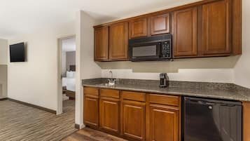 套房, 2 張加大雙人床, 非吸煙房, 冰箱和微波爐 | 書桌、筆電工作空間、熨斗/熨衣板、折疊床/加床