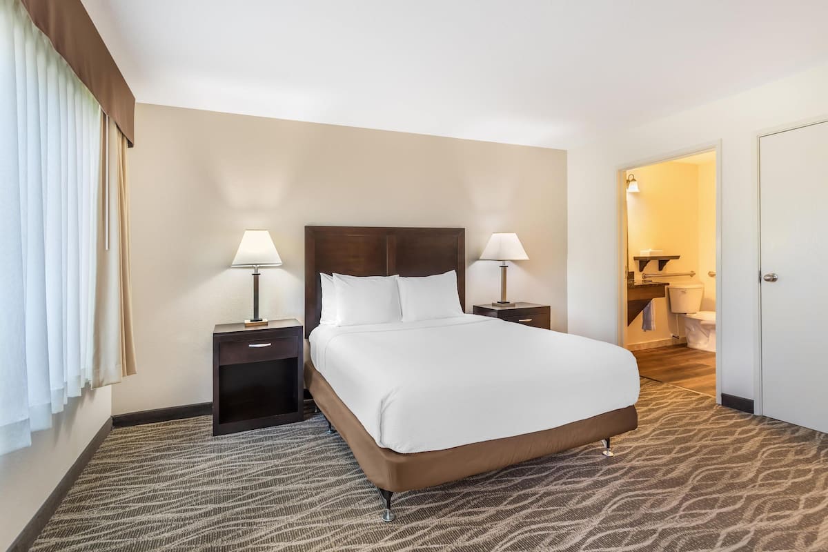 Meja, ruang kerja komputer riba, seterika/papan seterika