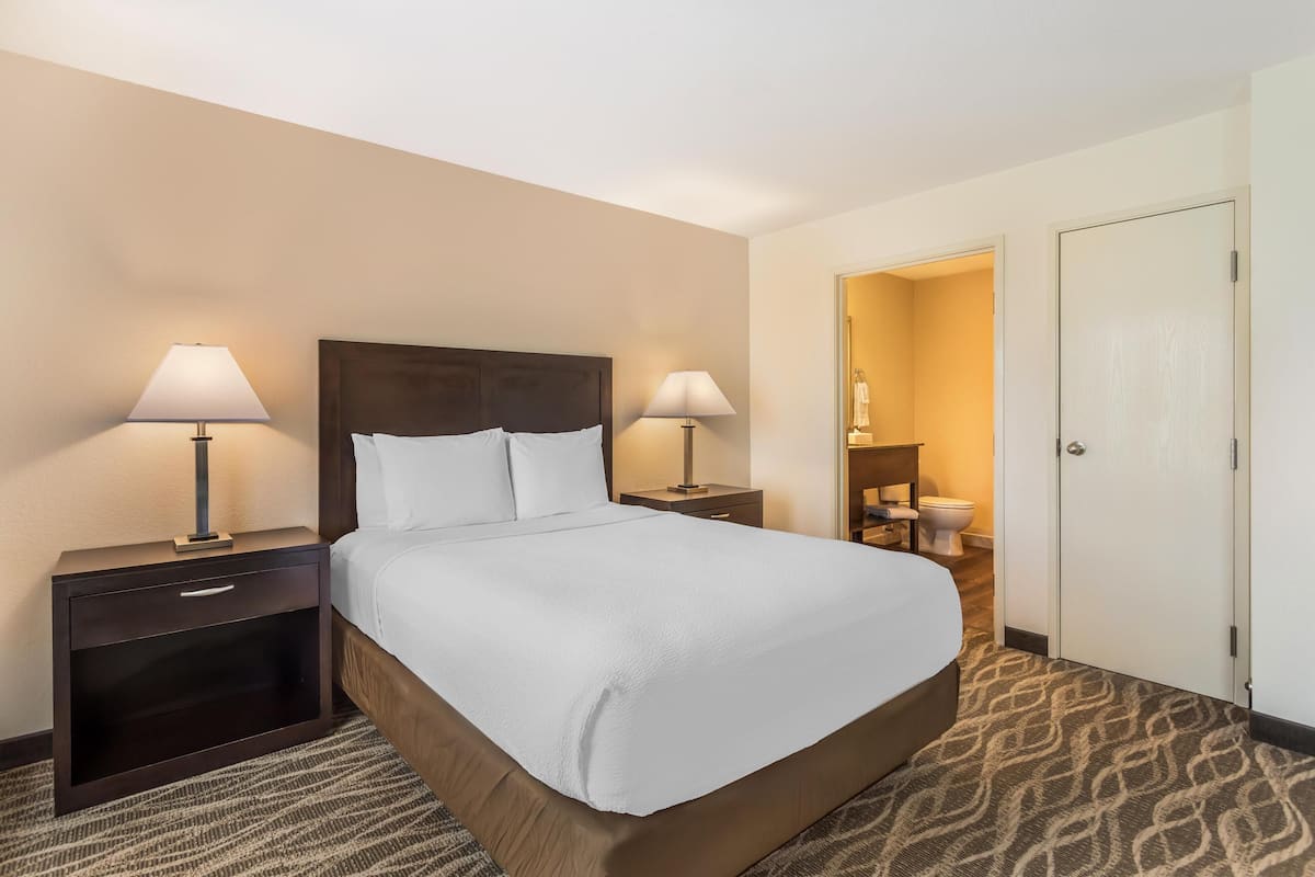 Meja, ruang kerja komputer riba, seterika/papan seterika