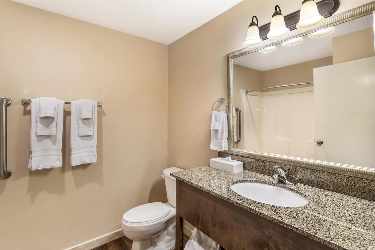 Pancuran mandi, kelengkapan dandanan diri percuma, pengering rambut