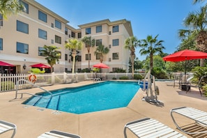Outdoor pool, open 8:00 AM to 9:00 PM, pool loungers