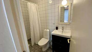 Ein Badezimmer mit Toilette, Waschbecken und Spiegel.