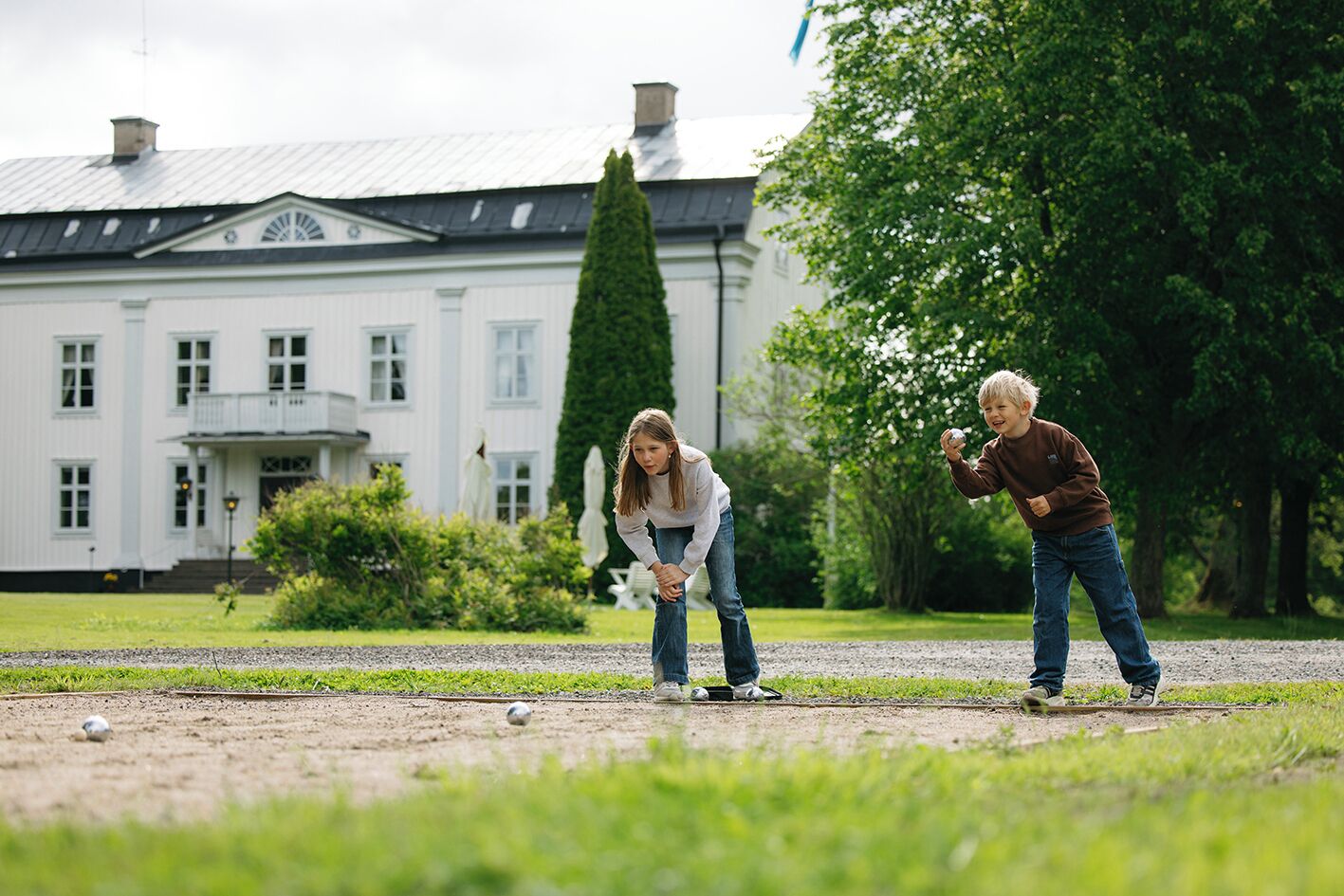 En stor, hvid bygning med en symmetrisk facade og en midterliggende indgang.