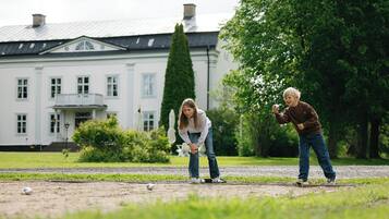 En stor, hvid bygning med en symmetrisk facade og en midterliggende indgang.