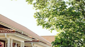 Dobbeltrom – standard | Skrivebord, skrivebord for bærbar PC og strykejern/-brett