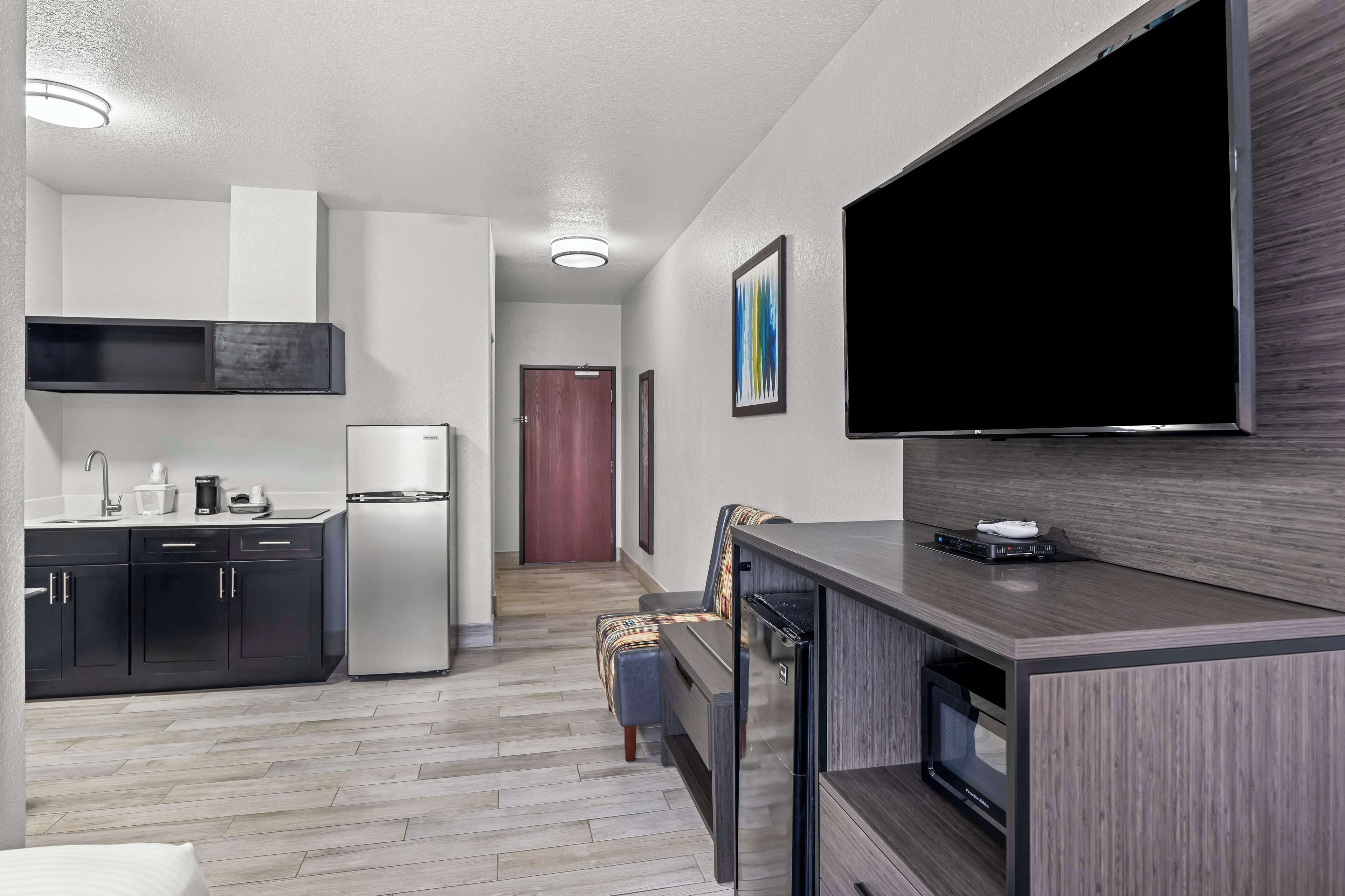 Escritorio, espacio para trabajar con laptop y cortinas blackout 