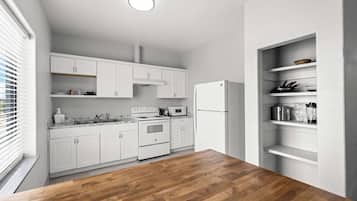 Suite, 1 King Bed, Non Smoking, Kitchen (with Single Sofabed) | Private kitchenette | Fridge, microwave, coffee/tea maker